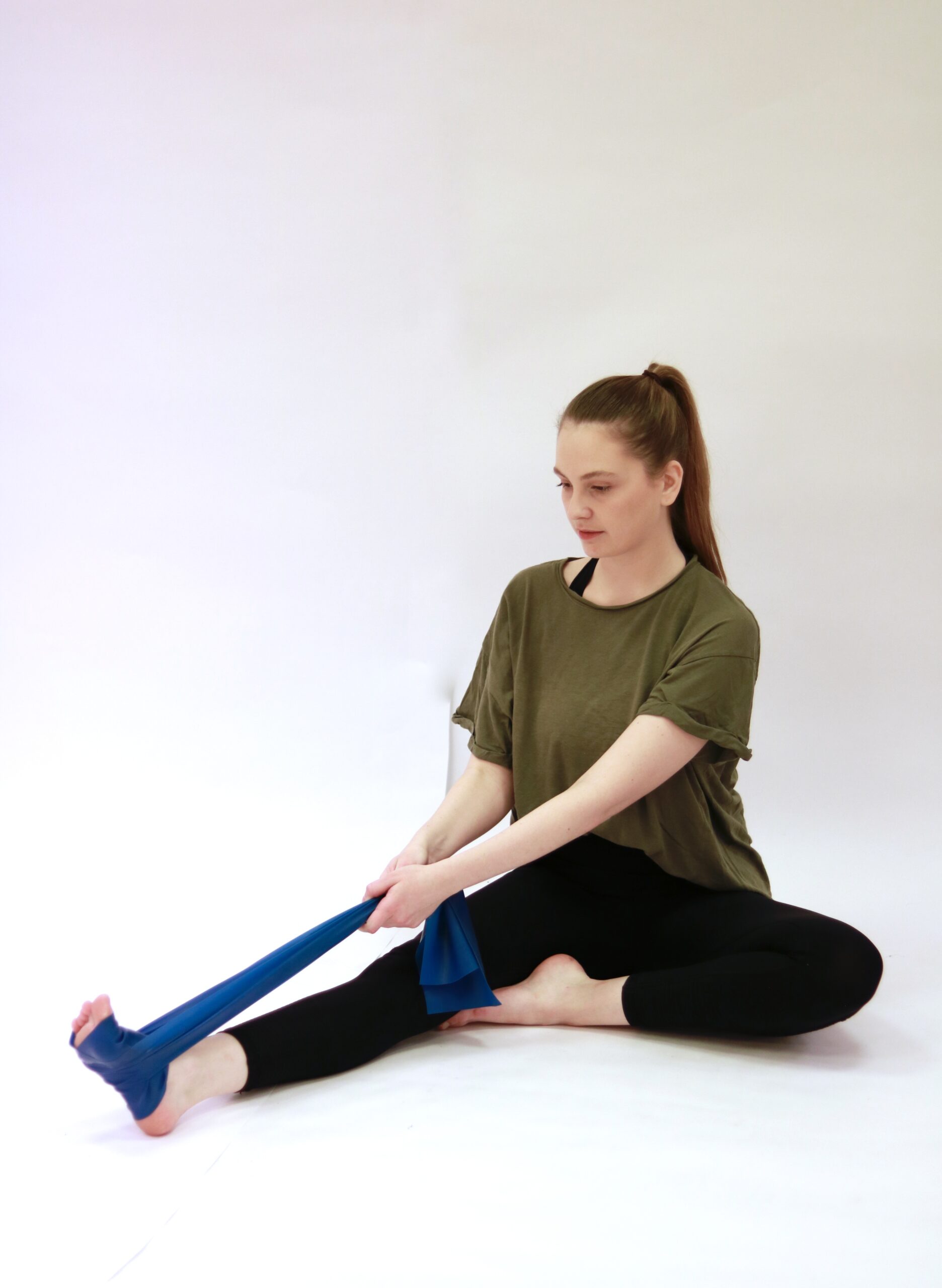 Wir zeigen euch Übungen zur Kräftigung der Füße und Linie der Beinachse, um euch und/ oder eure SchülerInnen optimal auf auf die Arbeit in Spitzenschuhen vorzubereiten.